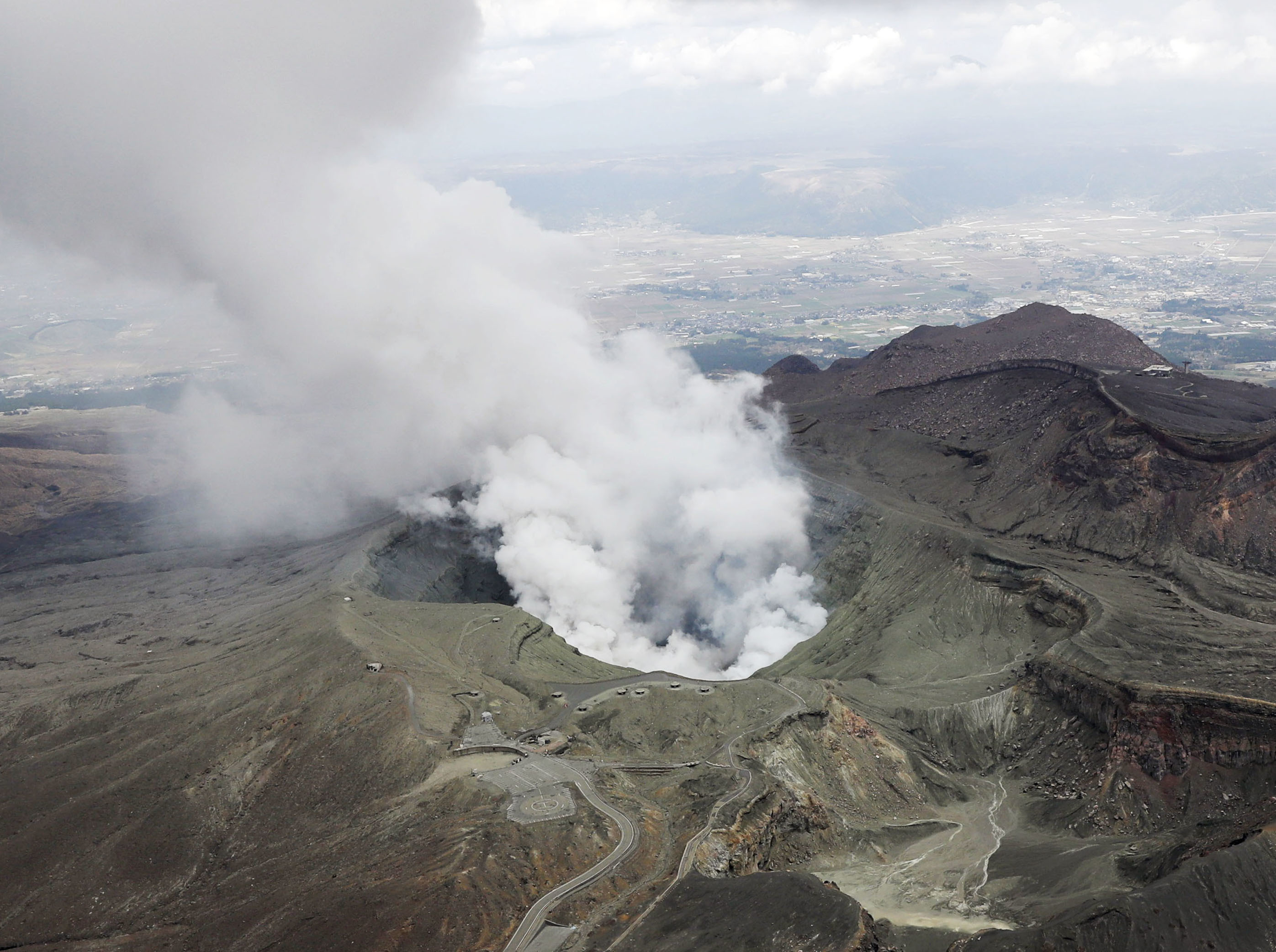 日本熊本县阿苏山火山喷发 游客远眺浓烟四散