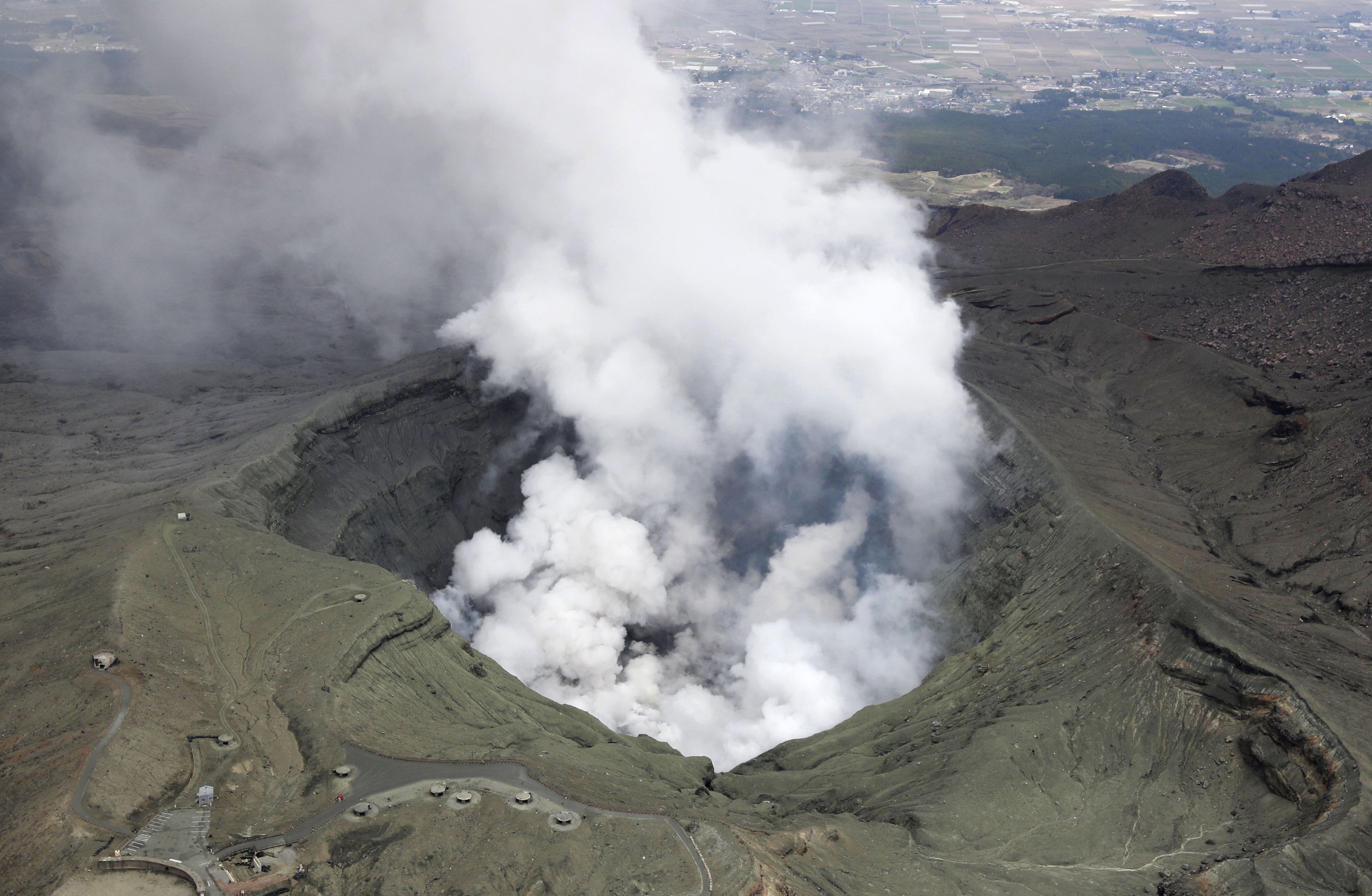 日本熊本县阿苏山火山喷发 游客远眺浓烟四散