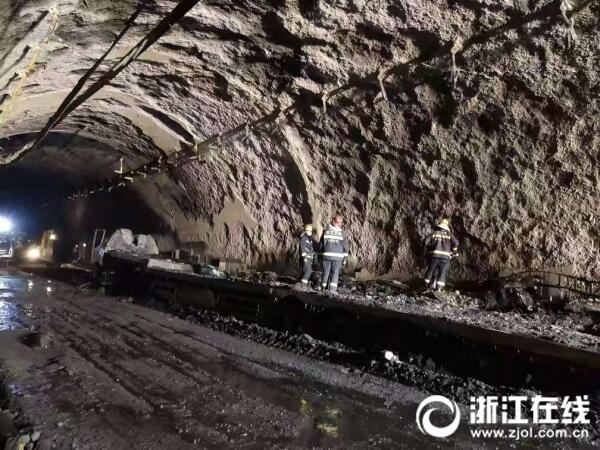 除起火大货车外 猫狸岭隧道"8·27"事故车辆均已拖离