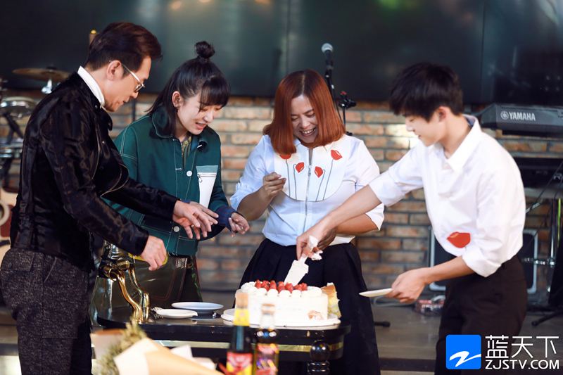 易烊千玺与妈妈亲子装现身《熟悉的味道》 低调千总高调示爱