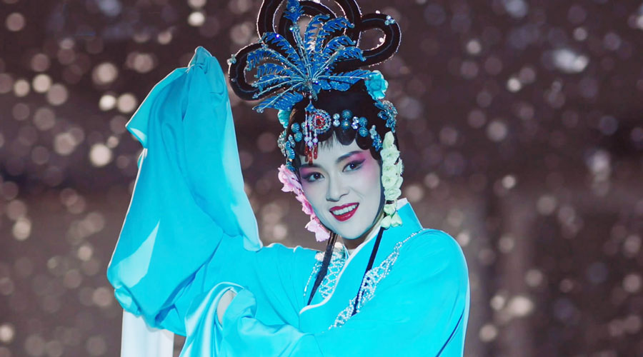 《演员的诞生》章子怡青衣装扮亮相 飞行导师