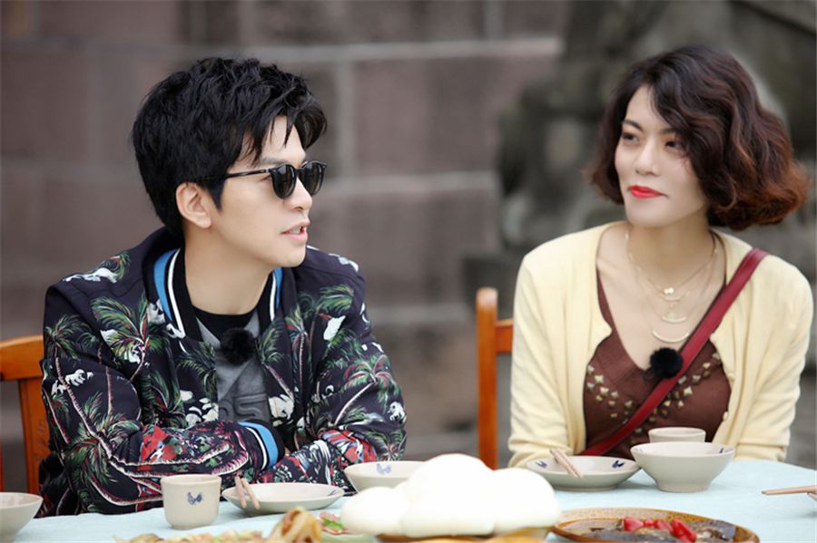 复旦“人气老师”陈果加盟《小城故事》 开启“行走的哲学课堂”