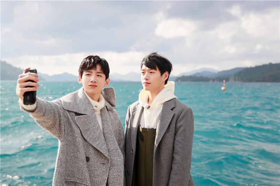 【图集】《二十四小时》胡一天熊梓淇穿渔夫装 土耳其海边秀长腿