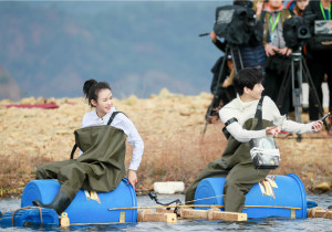 黑黑轻脂饮品《二十四小时》胡一天熊梓淇唱《还珠格格》 与沙滩美女尬舞