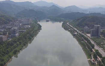 今日聚焦220606：桐廬：大量污水溢流入省級河道分水江