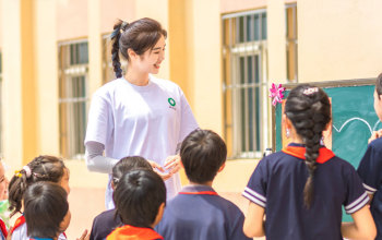 闪光吧少年 第3期：中国女足运动员赵丽娜悉心教孩子们踢足球
