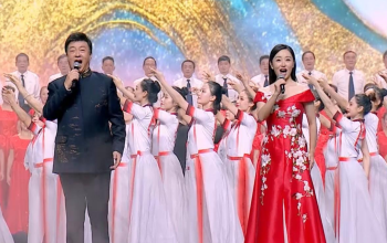 呂繼宏周旋合唱《中國色彩》 十年·逐夢向未來 主題文藝晚會