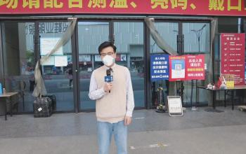 在現場  杭州四季青服貿城涉及16個專業市場 目前已全部暫停營業 