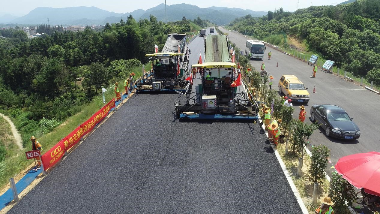 顶烈日踏高温:建金高速正式进入沥青路面上面层施工