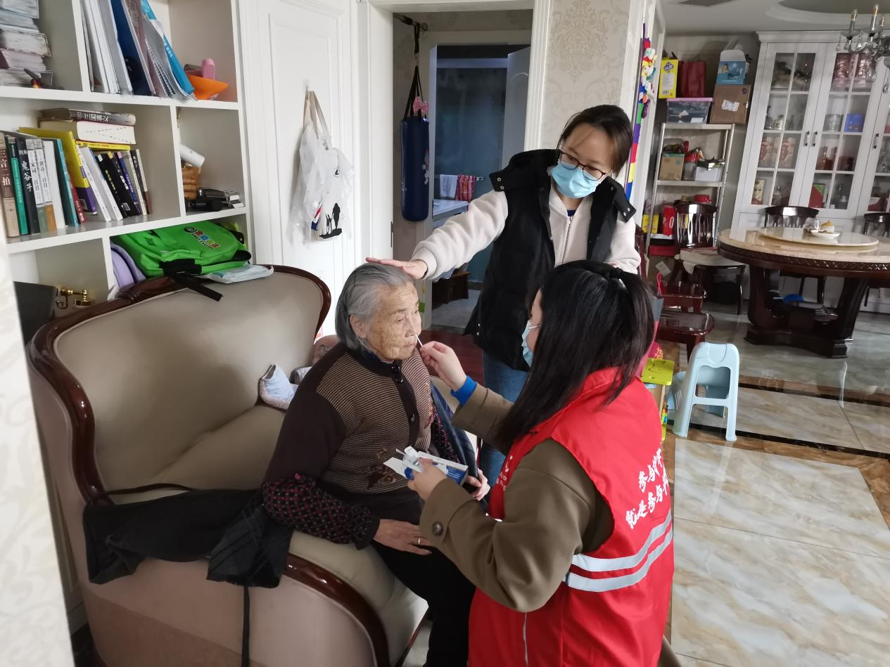 暖心上门服务 守护老人健康