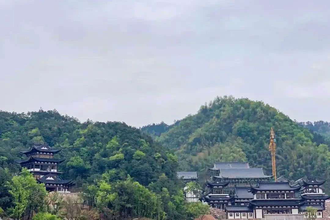 在位于兰溪市梅江镇的越龙山国际旅游度假区项目建设现场,工程车,挖掘