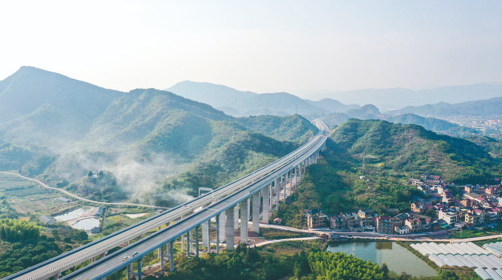 建金高速公路起自建德市杨村桥镇北,终于金华市二仙桥东,全长58.