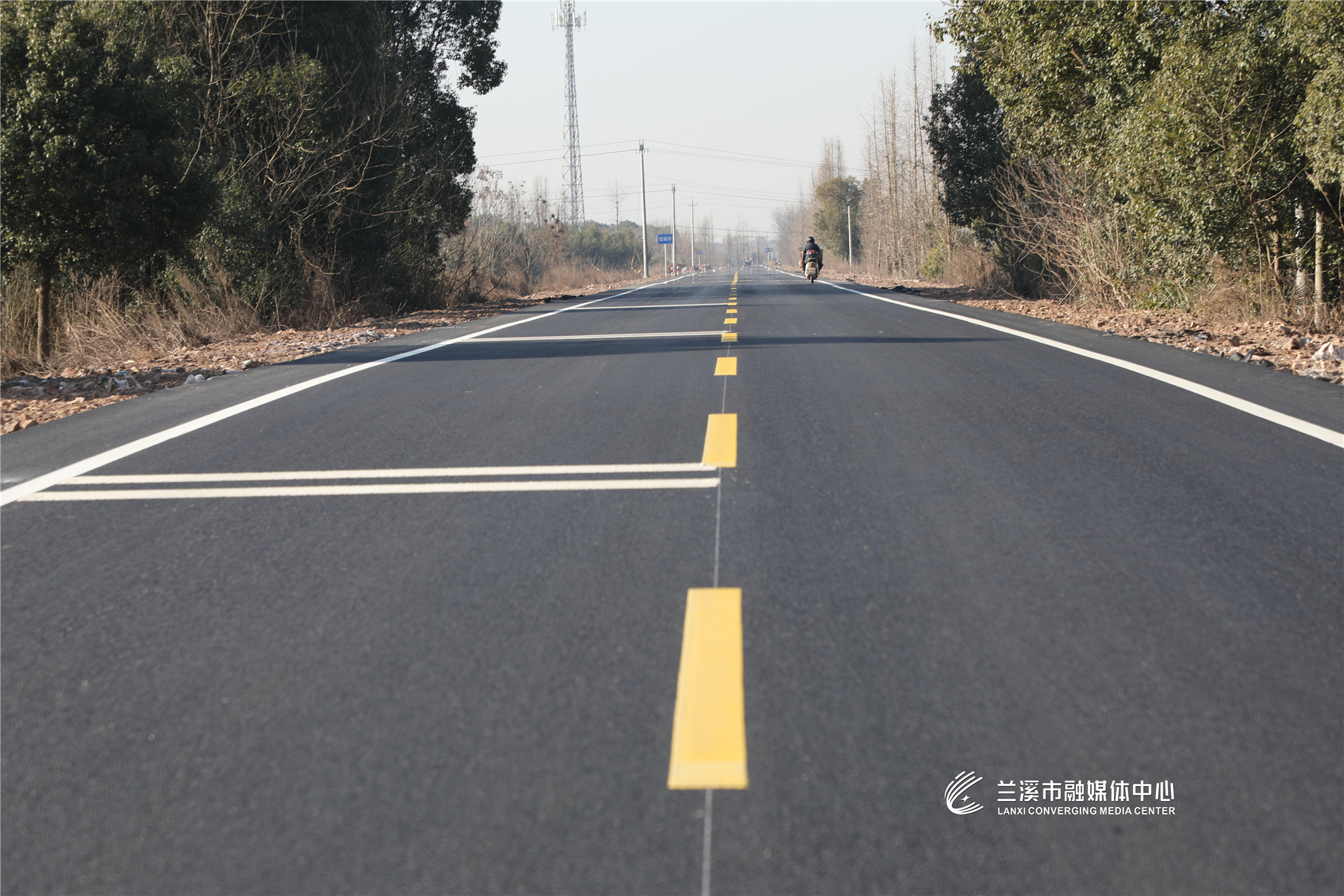 路面交通标线清晰明显,将赤溪街道常满塘村,千年古镇游埠镇等旅游景点