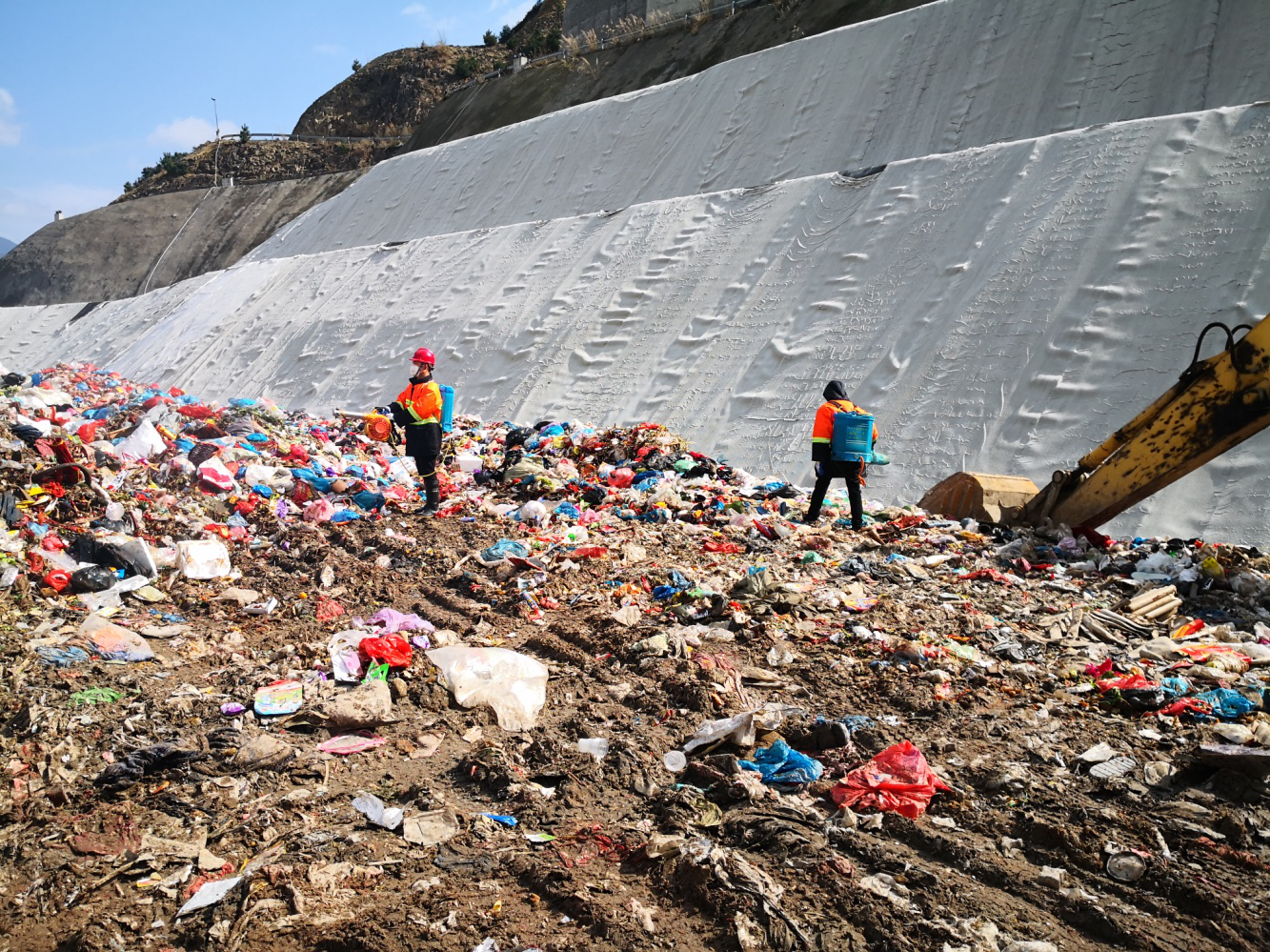 县建设局环境卫生管理处对中部垃圾填埋场进行全面消毒严格执行防控