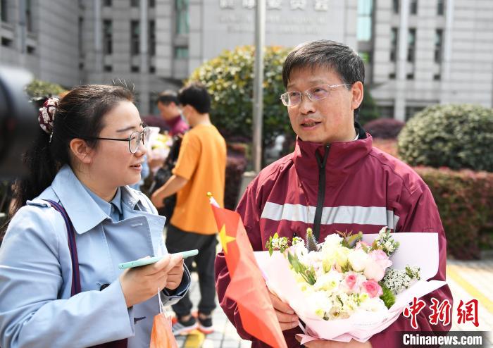 一医院常务副院长,传染病专家,主任医师裘云庆介绍在意期间的抗疫情况