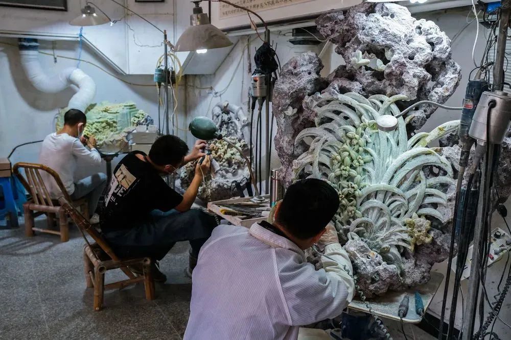 石雕师在中国工艺美术大师徐伟军的工作室内雕刻作品(.jpg 图片