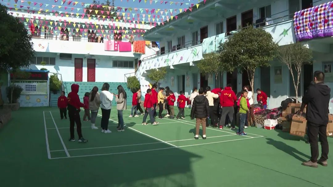石溪中学89届初中2班的代表们带着这些物资来到了青田县培智学校,这些