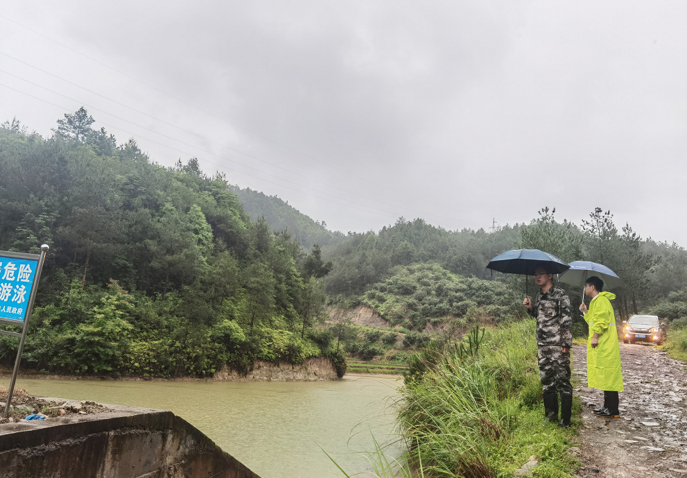 短时暴雨我县多地积水干部一线巡查保安全