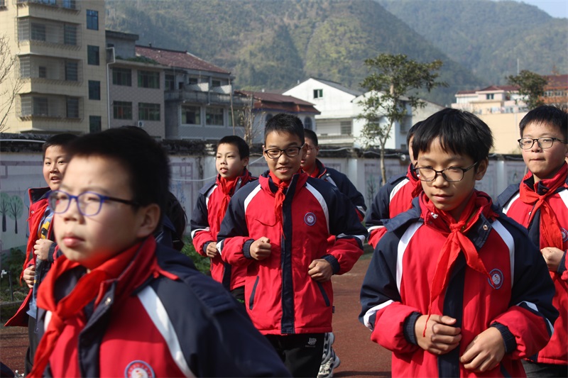 仁庄镇小学举行首届全员运动会-青田网