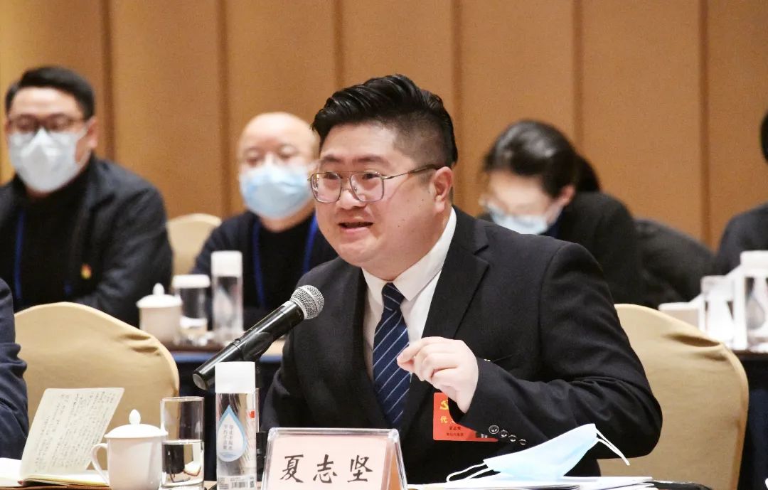 传媒集团机关第一党支部书记市党代表夏志坚我在教师岗位上扎根多年