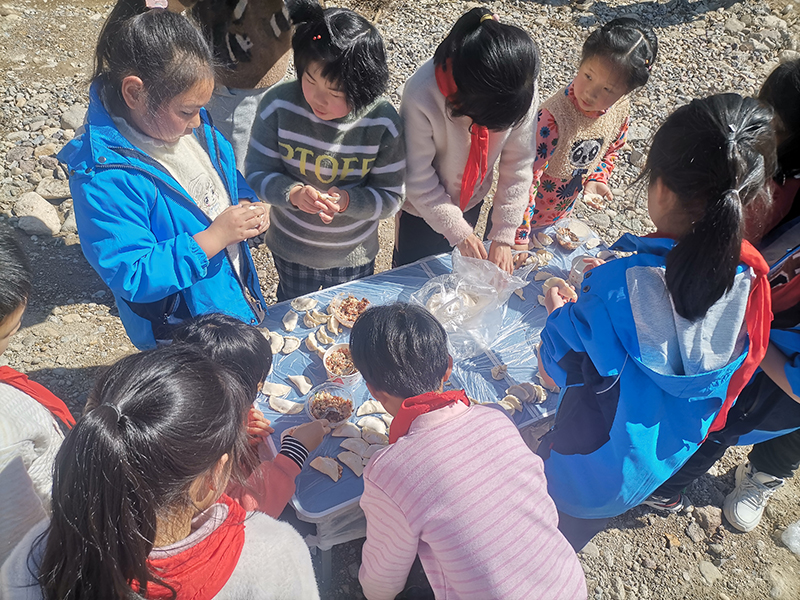 巨浦乡小学开展春游野炊活动