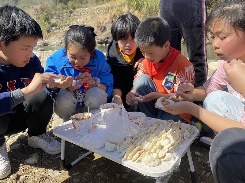 巨浦乡小学开展春游野炊活动