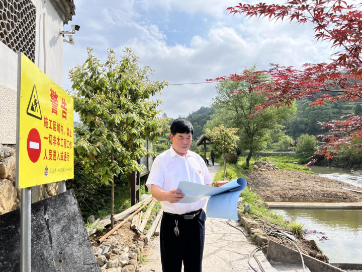 杨再兵在发展乡村旅游的同时推动民生项目建设天台县南屏乡前杨村党