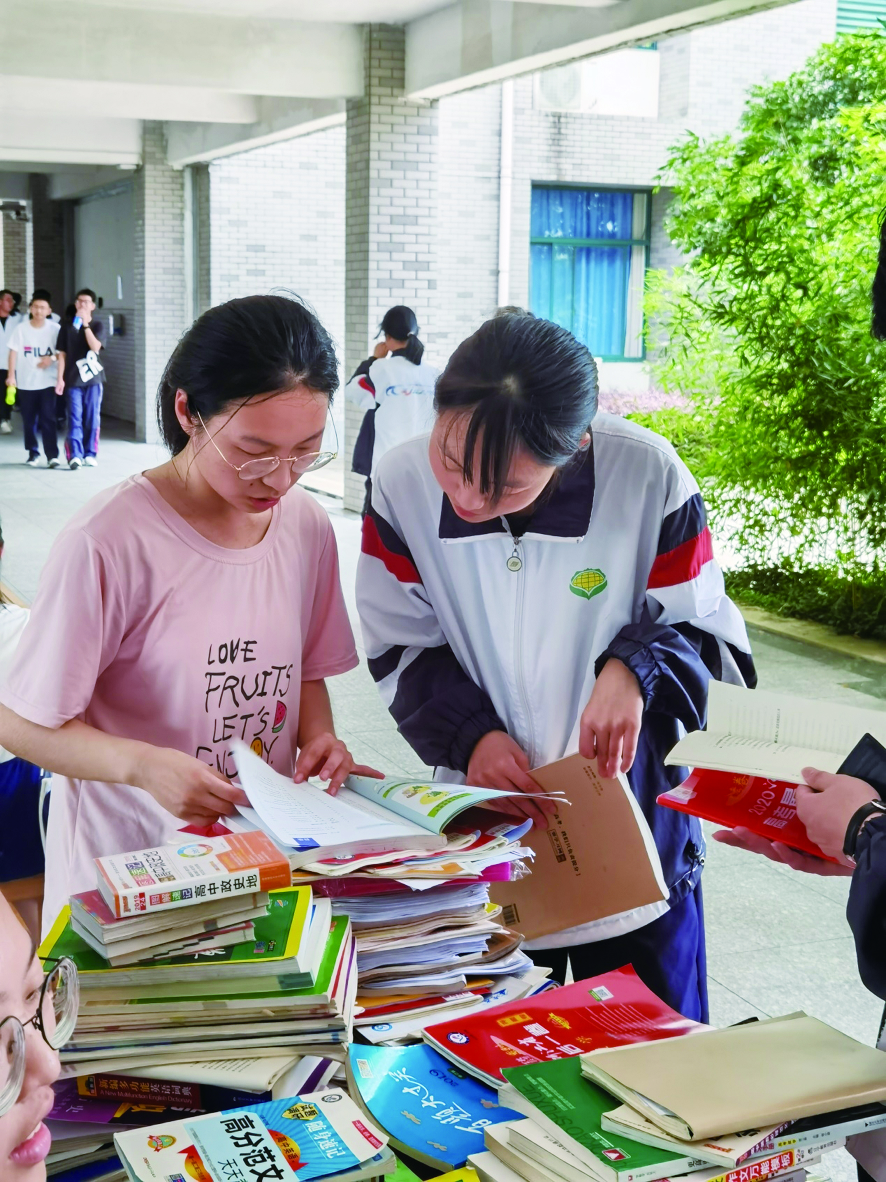 高考结束三中校园里摆起了摊 -象山新闻门户网站