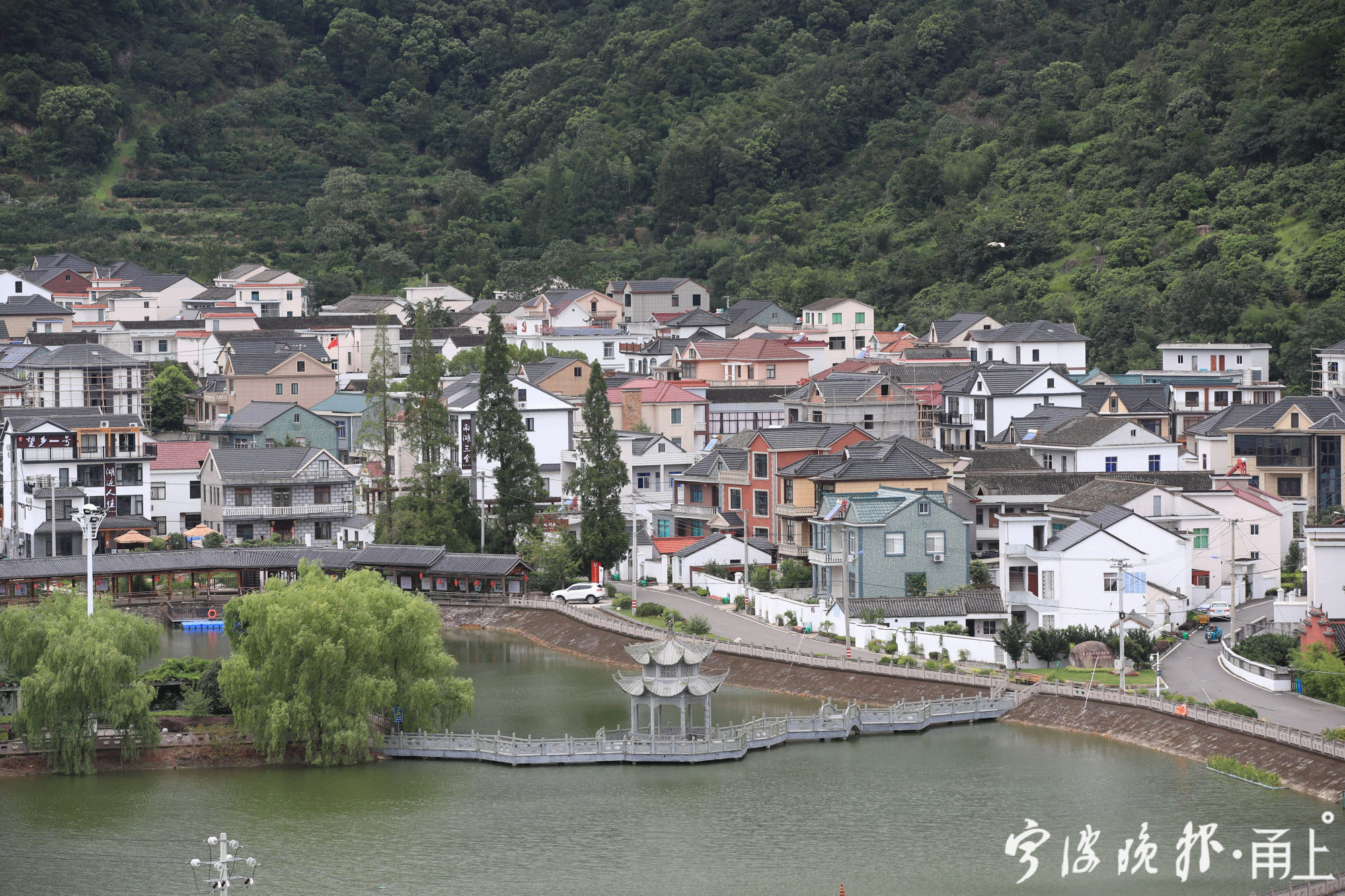 昔日穷山沟成美丽乡村样板村,象山这个村很火!