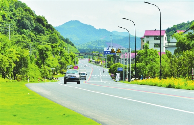 经g235国道从县城驶入乡村,周边景物在路途中悄然"换装,鳞次栉比的