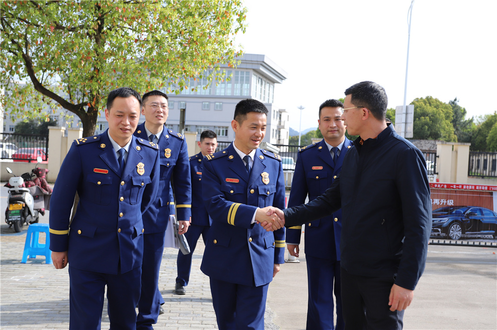 日前金华市消防救援支队政委汤勇一行到县消防安全委员会办公室检查