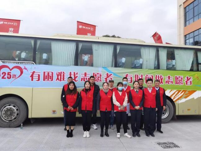 近日,秀洲区25路志愿服务巴士开进新塍镇小金港村,开启了一段文明友爱