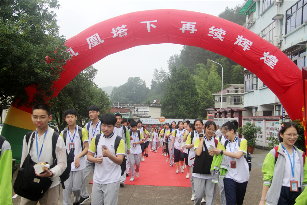 " 6月24日清晨,在2020年中考即将来临之际,开化县第二初级中学的全体