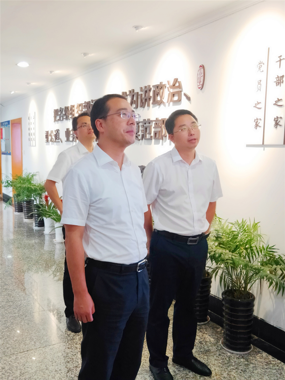 开化县委书记鲁霞光在调研组织工作时强调:为建设"示范窗口"党建红