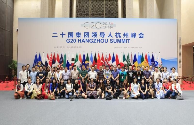 左边是合影区,合影区内,20国国旗有序排列,述说着g20各国"同舟共济"的