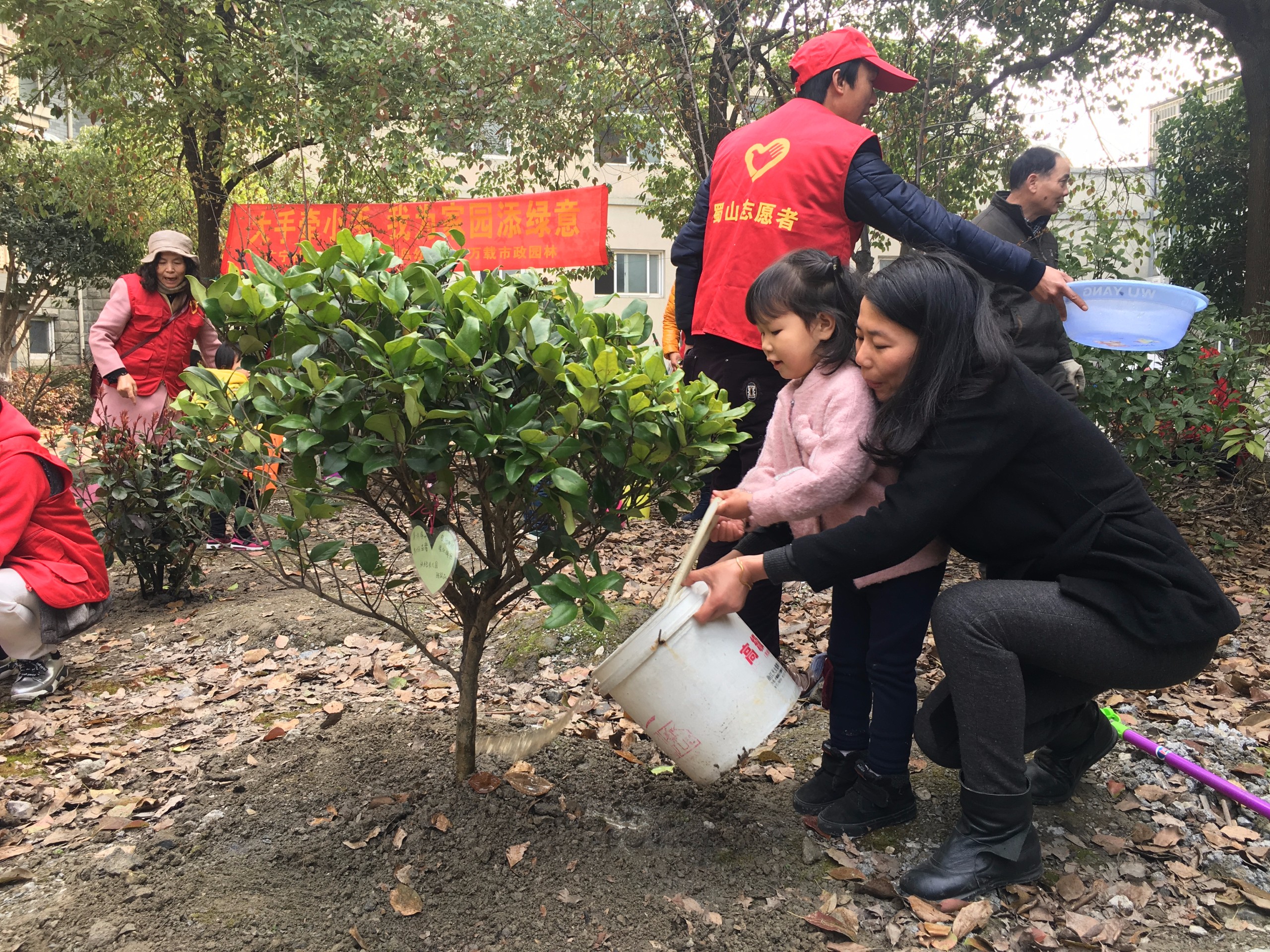 广宁社区开展 大手牵小手亲子植树 活动_湘湖
