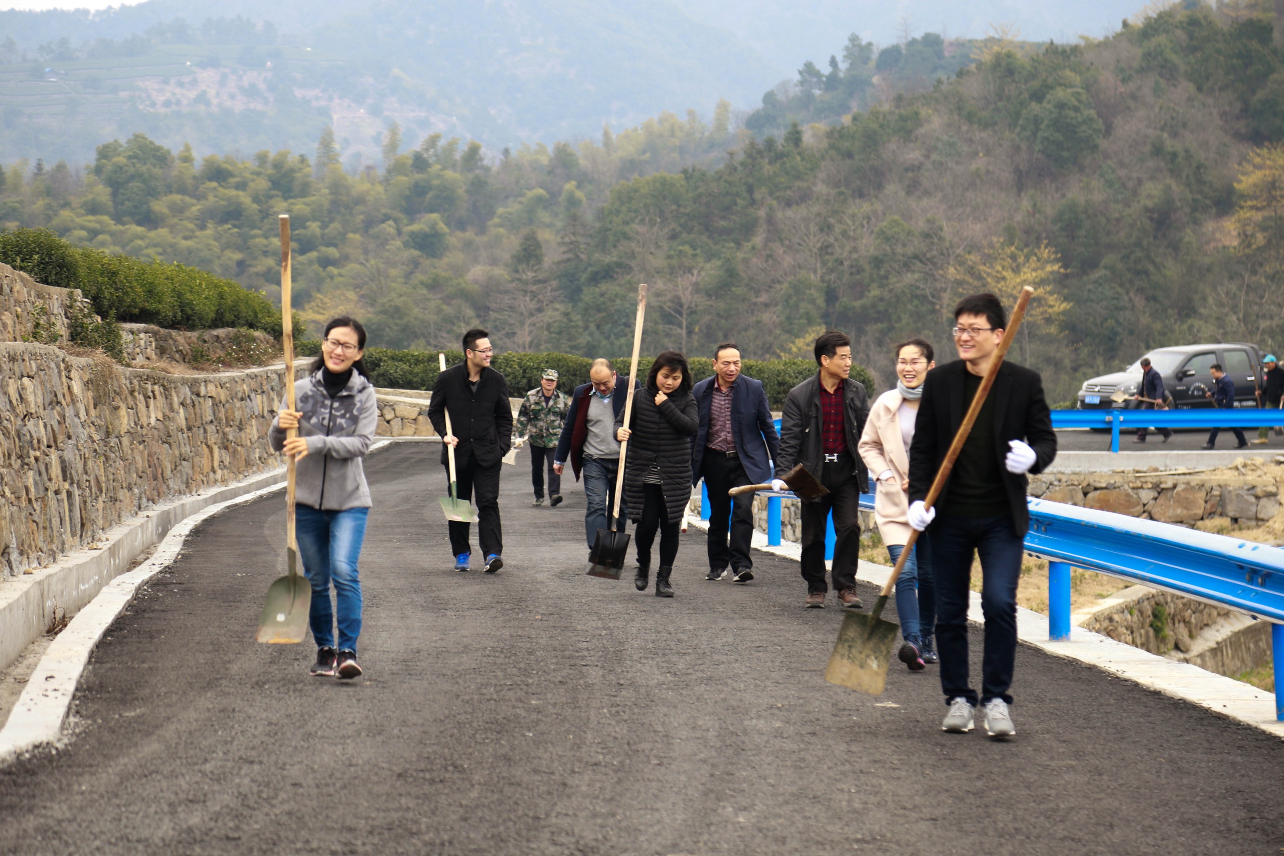 3月10日一早,所前镇30余名机关干部来到山里王村同子山林道,参与义务