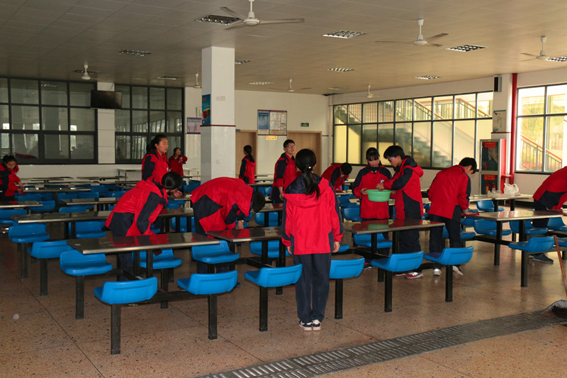 城南初中开展班级公益活动