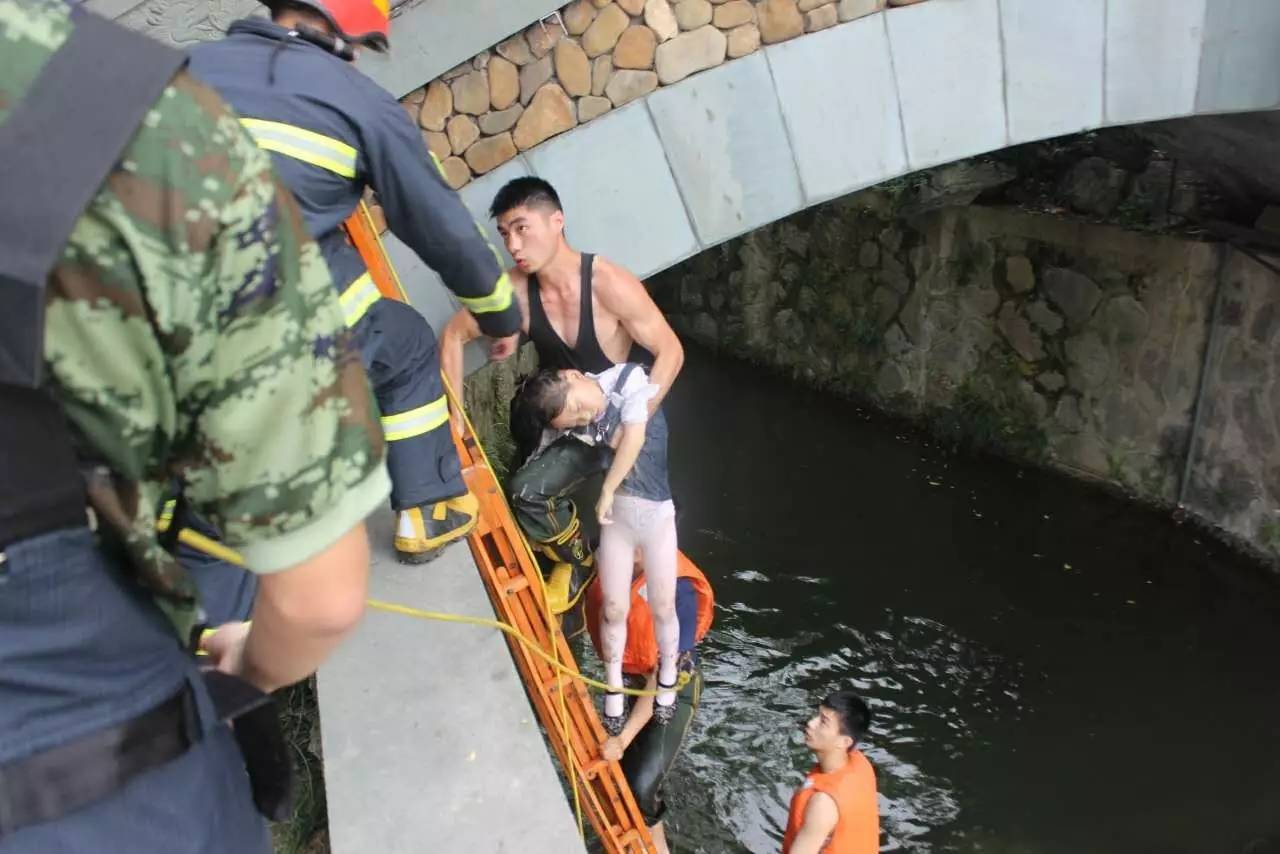 岁小姑娘掉进公园湖里,刚想救她,就被抽水口吸