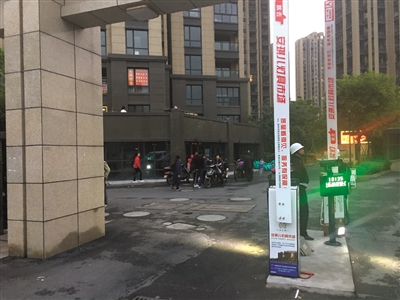 昨天16:50,朱先生来电:御道家园西门,一辆凯迪拉克不知道为什么,直接