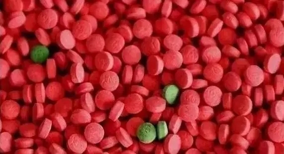 冰毒的衍生物,常以各种颜色的片剂出售 药片上多数标有各种不同的