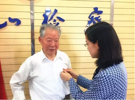 入党一甲子、退休廿二年,萧山这位老人做了这