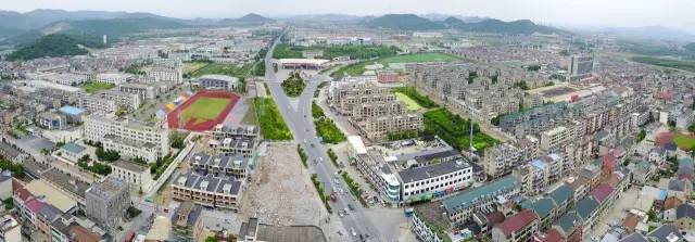 在小城镇环境综合整治工作进程中,戴村镇通过落实"一加强三整治,全面