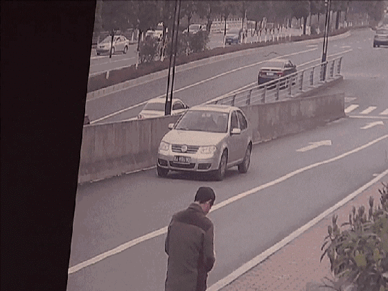 女司机逆行撞车  近日的一个傍晚,汪女士驾车载着孩子行驶至博奥路