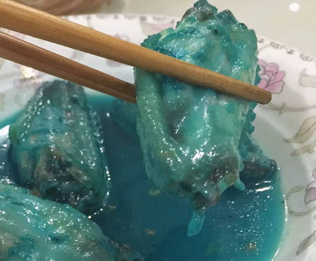 爆款蓝色可乐做出来的“洁厕灵”鸡翅，吃完5年不想碰鸡