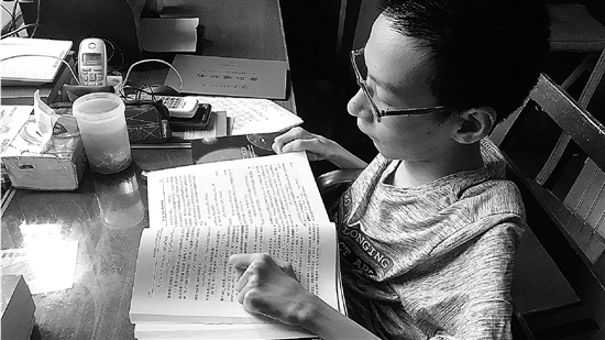 他身患进行性脊肌萎缩症无法行走,但高考考出