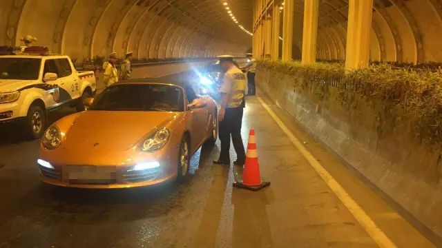 山一5岁男孩目睹父亲酒驾被查吓懵,现场交警的