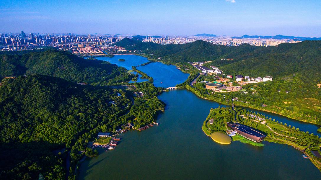 湘湖(聞堰)圍繞湘湖景區提升改造,建設度假樂園、酒店等,全力打造標桿效應旅游目的地;加快湘湖金融小鎮的招商引資,建設未來智造小鎮、湘湖演藝小鎮,打造高端產業集聚發展地;加快聞堰老街綜合保護與開發、城中村改造安置房項目、初中遷建和幼兒園建設,打造全域城市化樣板地、品質之城民生福地。 JW萬豪酒店建設現場