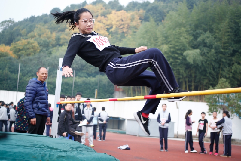 衙前镇中举行第三十八届田径运动会