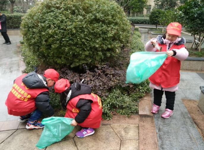 商城社区:假日学校小分队清洁志愿活动